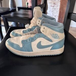 Nike jordan mid university women’s size 6